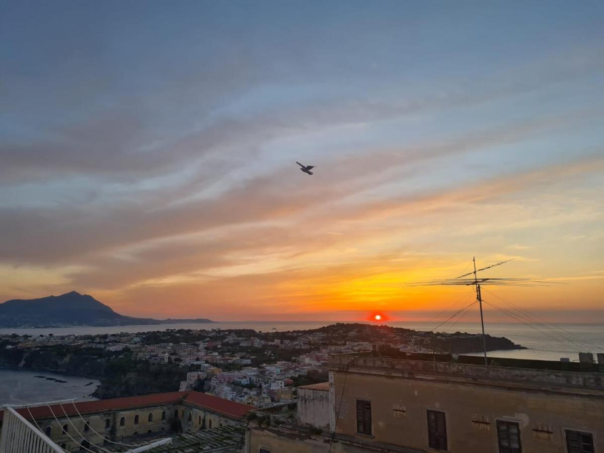 Nel punto più alto dell’ Isola, terrazza con vista mozzafiato Procida Esterno foto