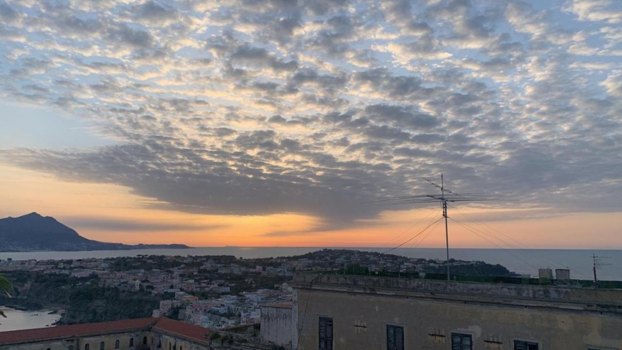 Nel punto più alto dell’ Isola, terrazza con vista mozzafiato Procida Esterno foto